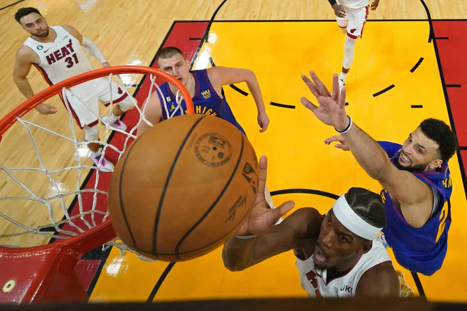 باتلر وصف ميسي بأنه أحد أعظم اللاعبين الذين لعبوا تلك الرياضة الجميلة (رويترز)