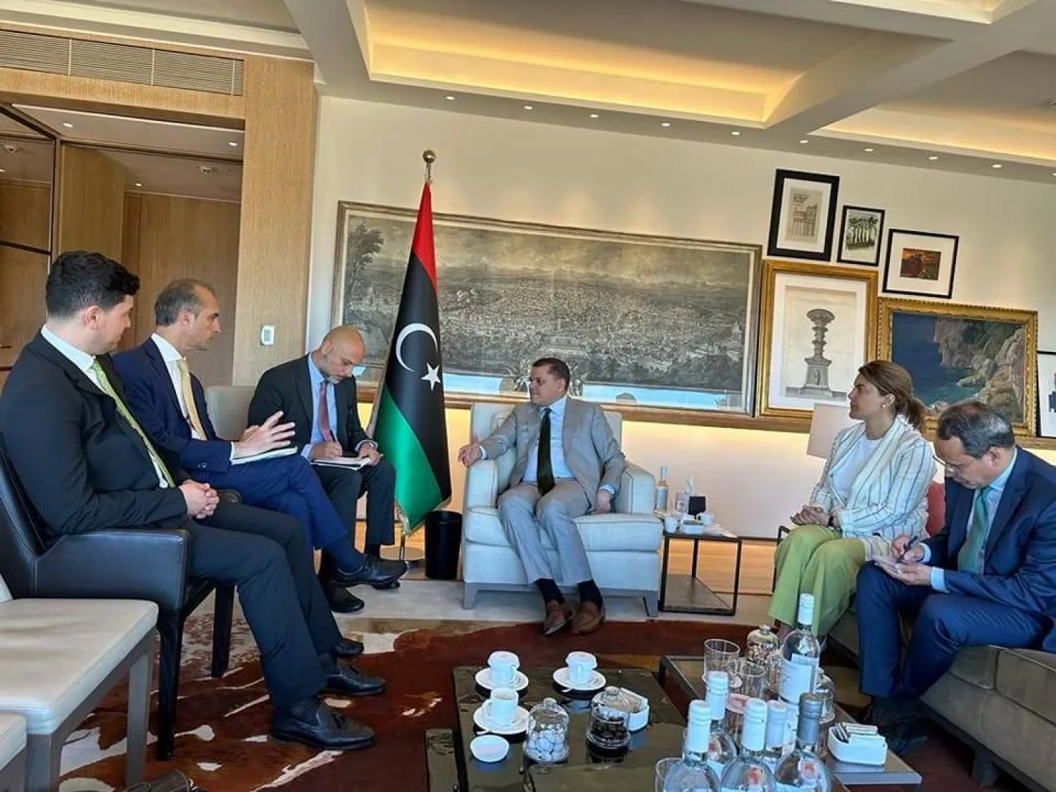  الدبيبة مستقبلاً بمقر إقامته في روما سفير إيطاليا الجديد لدى ليبيا جانلوكا البيريني (الحكومة)