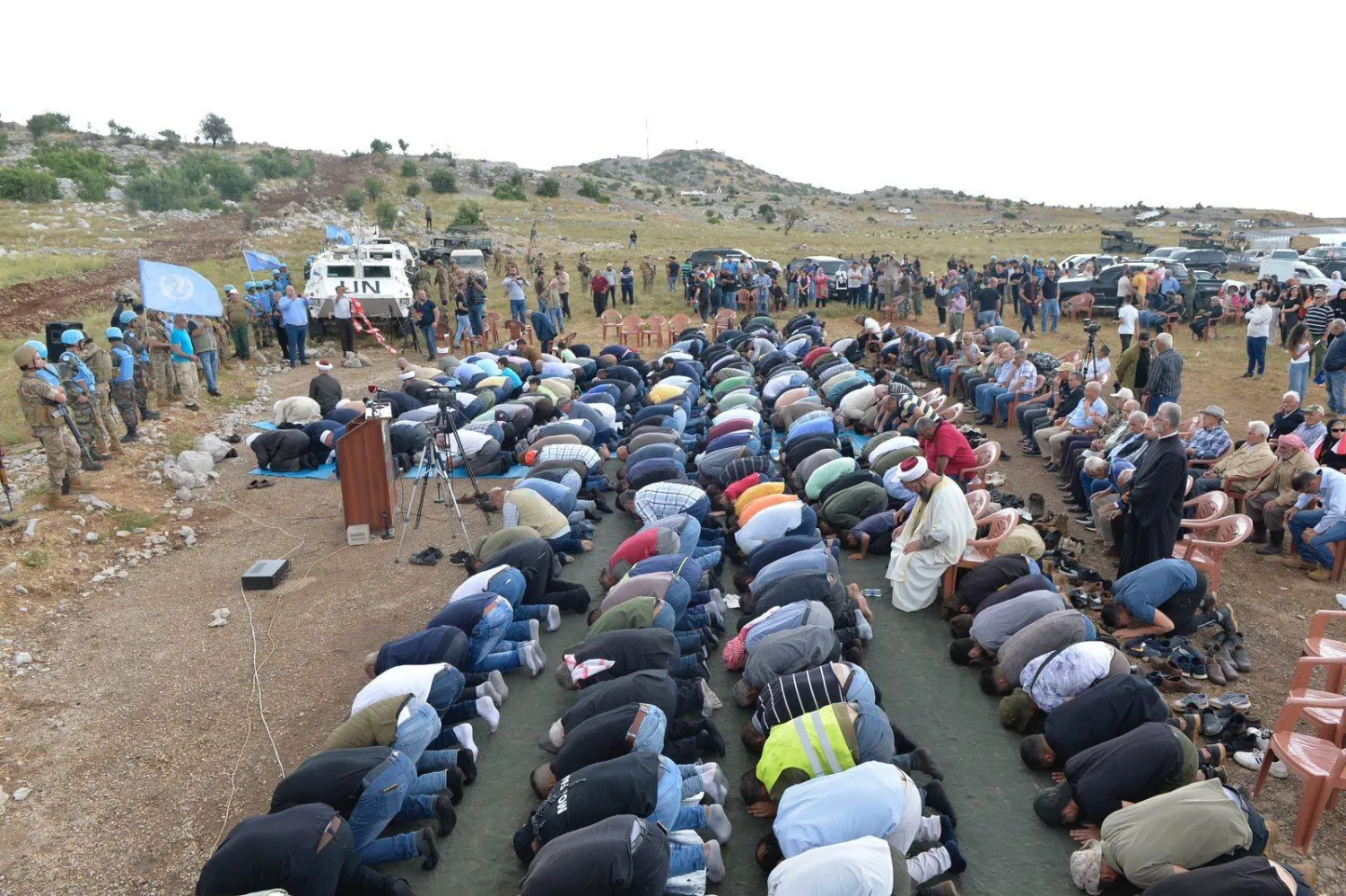 لبنانيون يؤدون صلاة الجمعة أمام السياج الشائك المستحدث خلال تحرك مدني رفضاً لتجريف أراضٍ حدودية متنازع عليها (الشرق الأوسط)