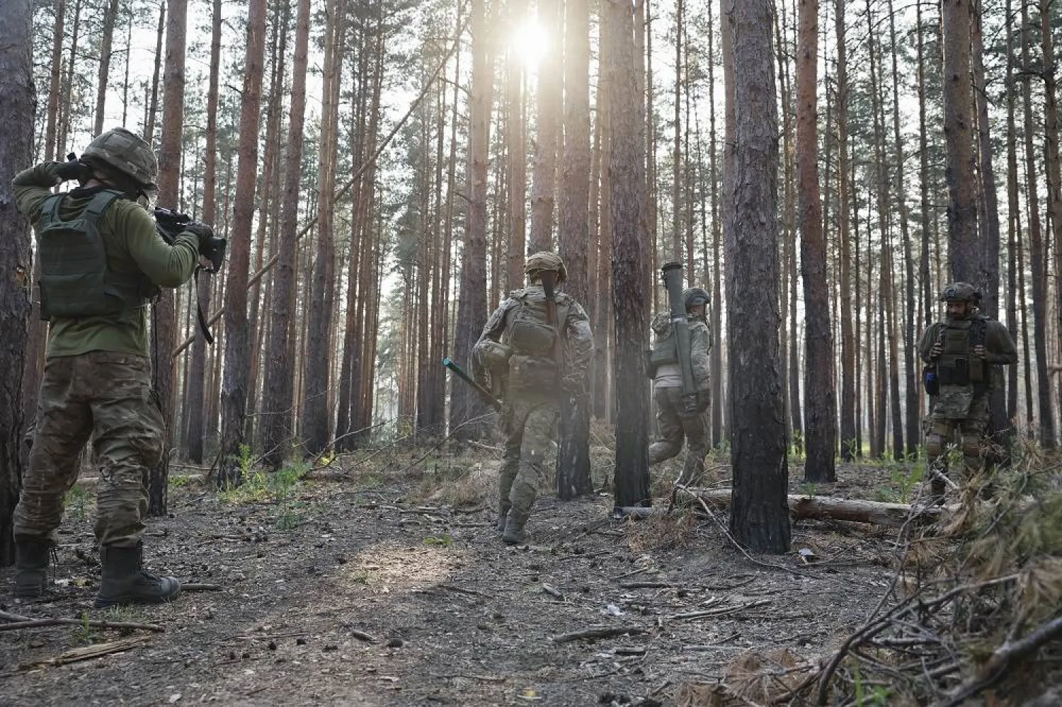 جنود أوكرانيون خلال عملية قتالية على خط المواجهة في لوغانسك (أ.ب)