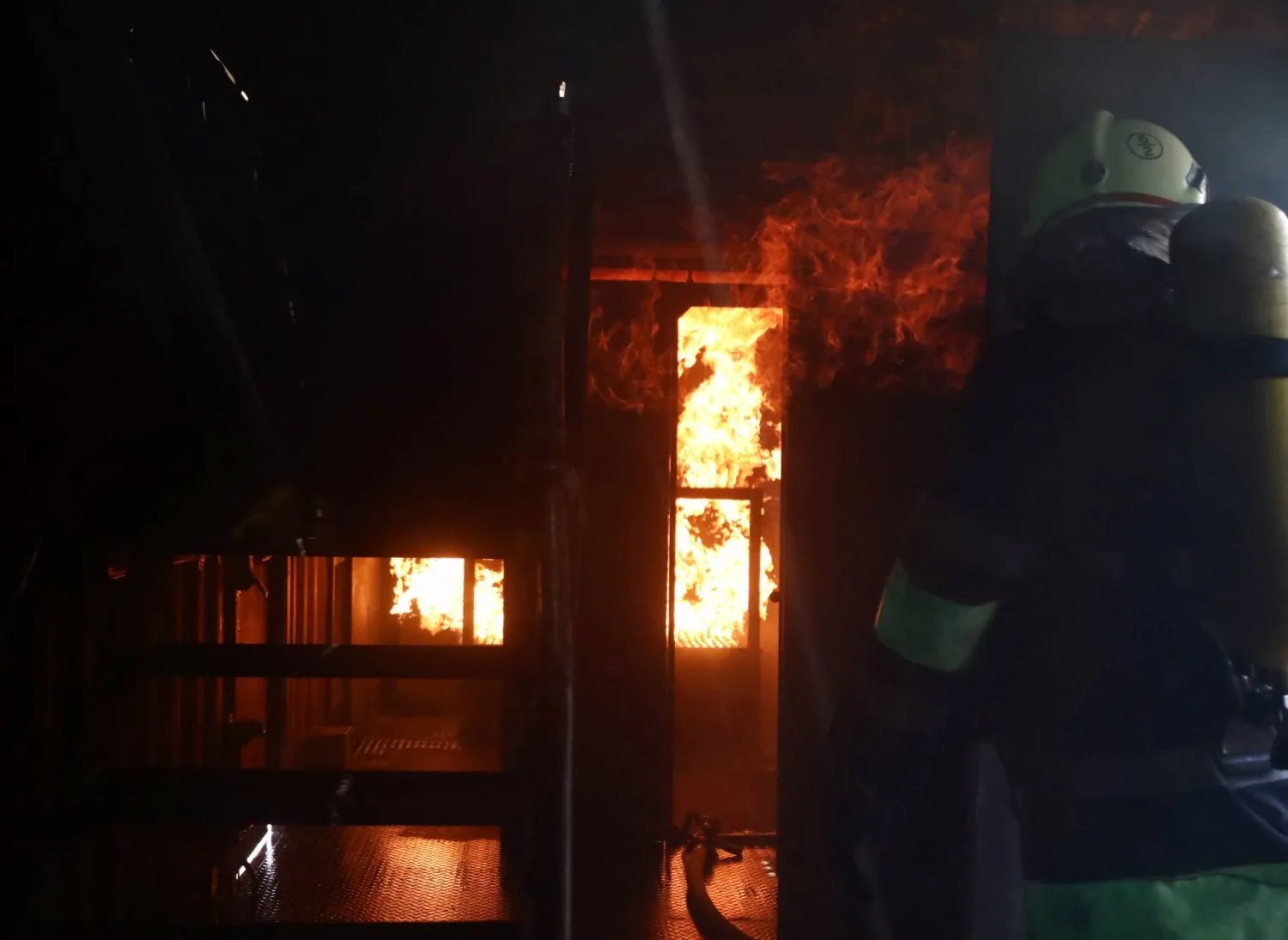 أدى سقوط حطام طائرة مسيرة على مبنى سكني إلى اندلاع حريق (أ.ف.ب)