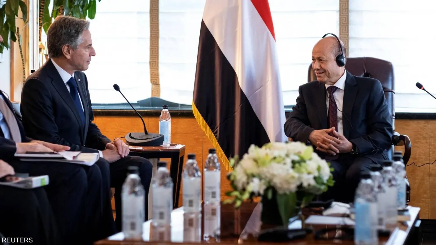 العليمي أكد لبلينكن أهمية تكامل كل الجهود الدولية مع المساعي السعودية (رويترز)