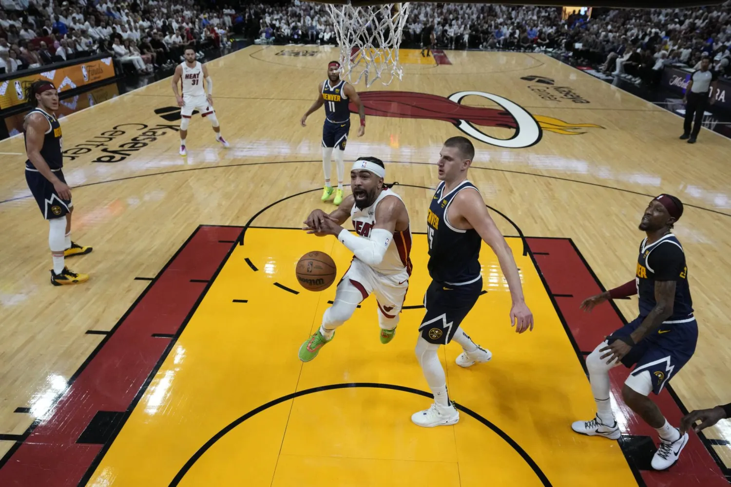 بات دنفر ناغتس على بعد فوز واحد من لقبه الأوّل في دوري كرة السلة الأميركي للمحترفين (رويترز)