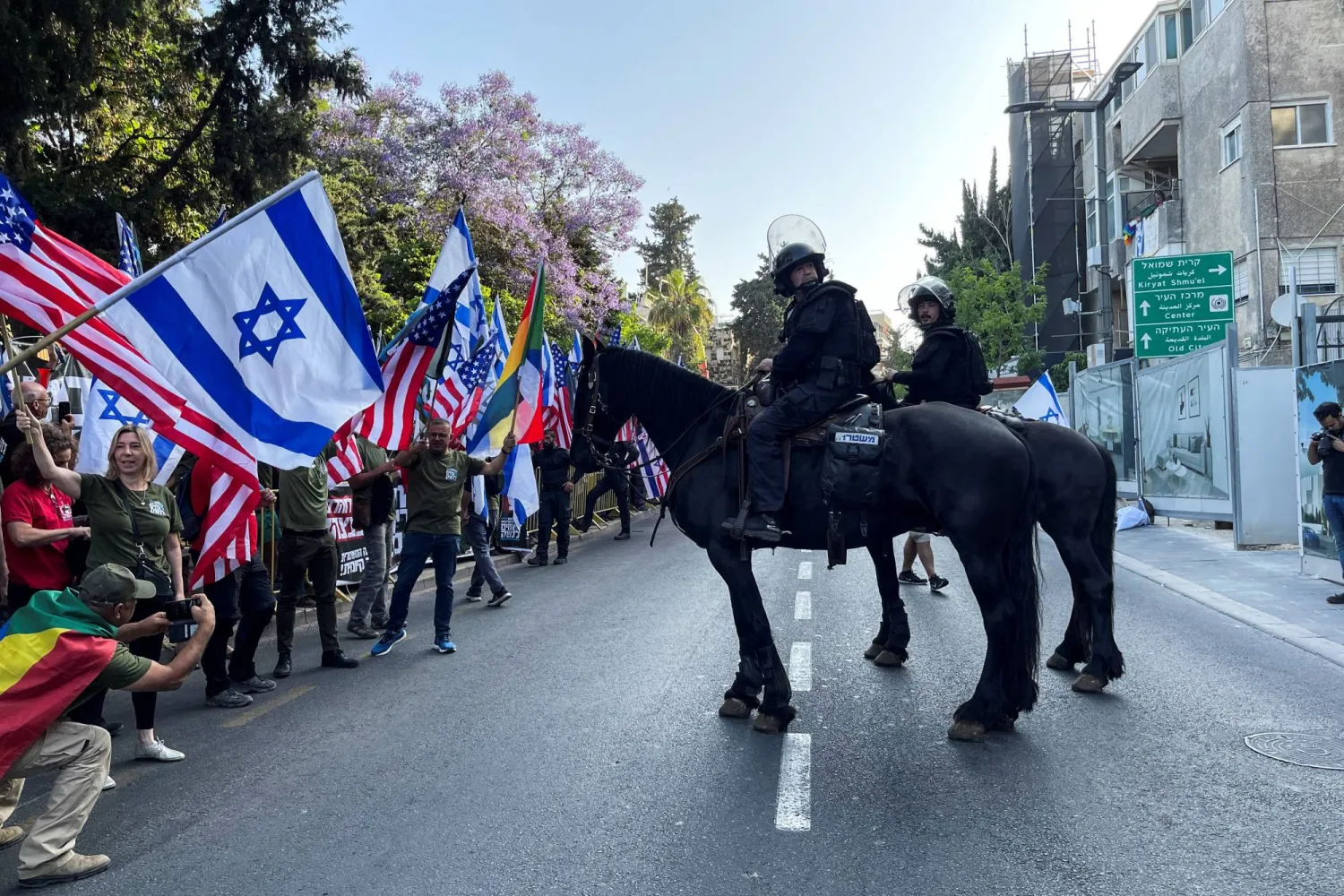 الشرطة في مواجهة المتظاهرين أمام منزل نتنياهو في القدس في مايو الماضي (رويترز)