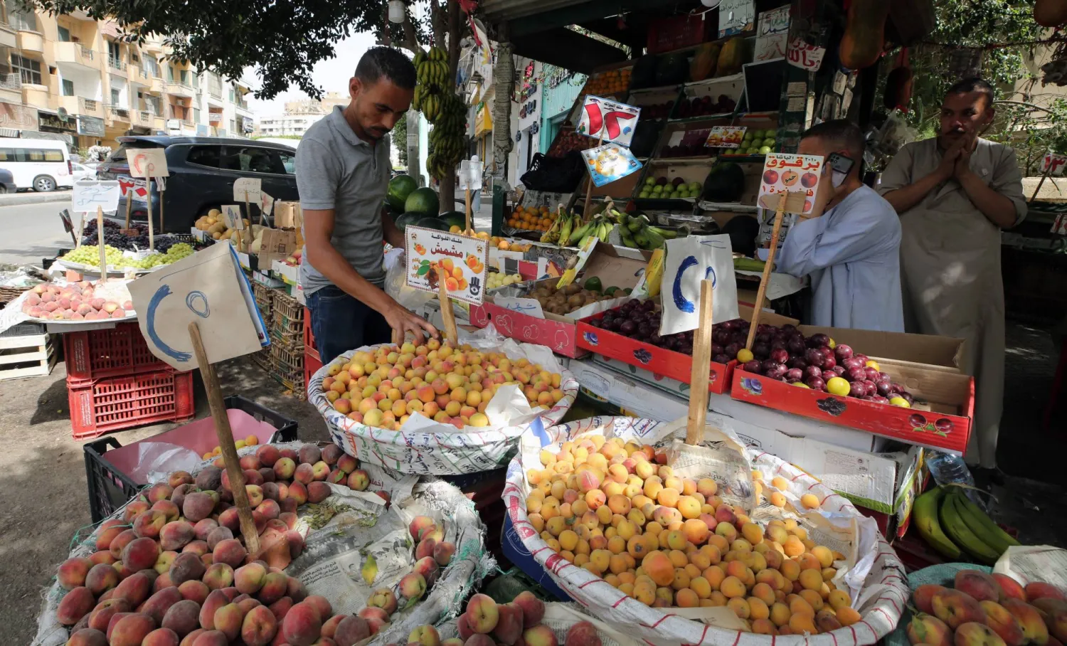 مصريون يشترون خضروات وفاكهة في أحد الاسواق بالعاصمة القاهرة وسط تضخم يقترب من ذروته التاريخية (إ ب أ)
