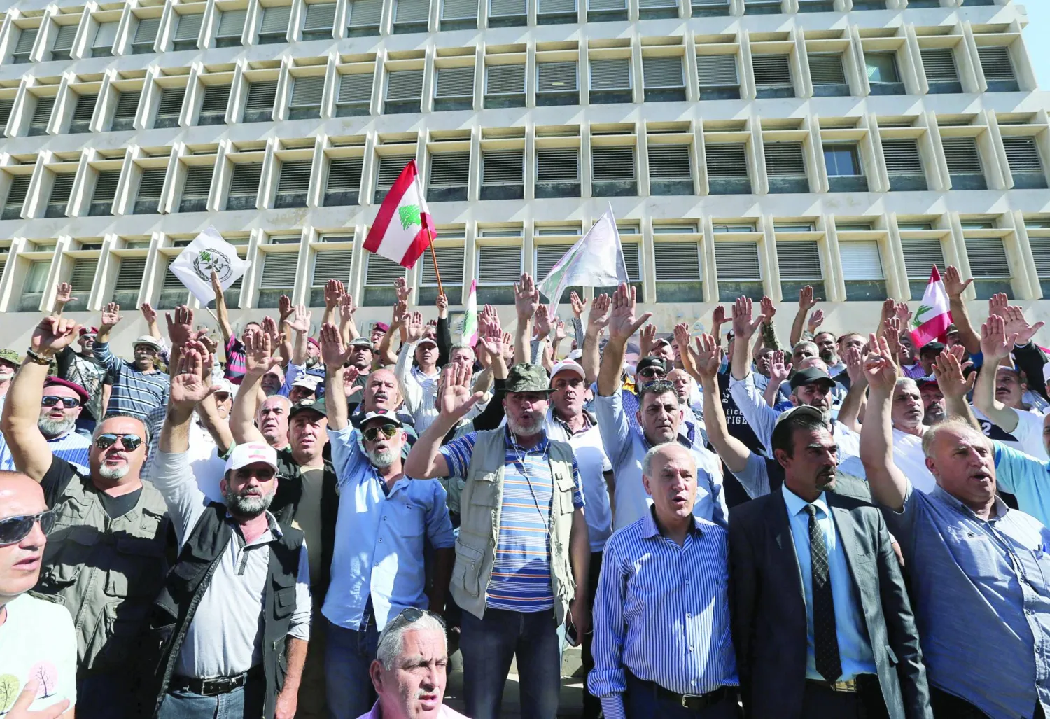 
متظاهرون أمام مقر مصرف لبنان في بيروت (رويترز)