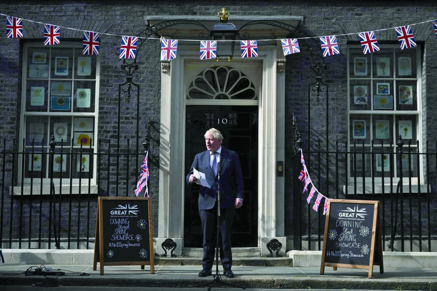 جونسون يلقي كلمة أمام «10 داونينغ ستريت» في 29 مايو 2022 (أ.ف.ب)