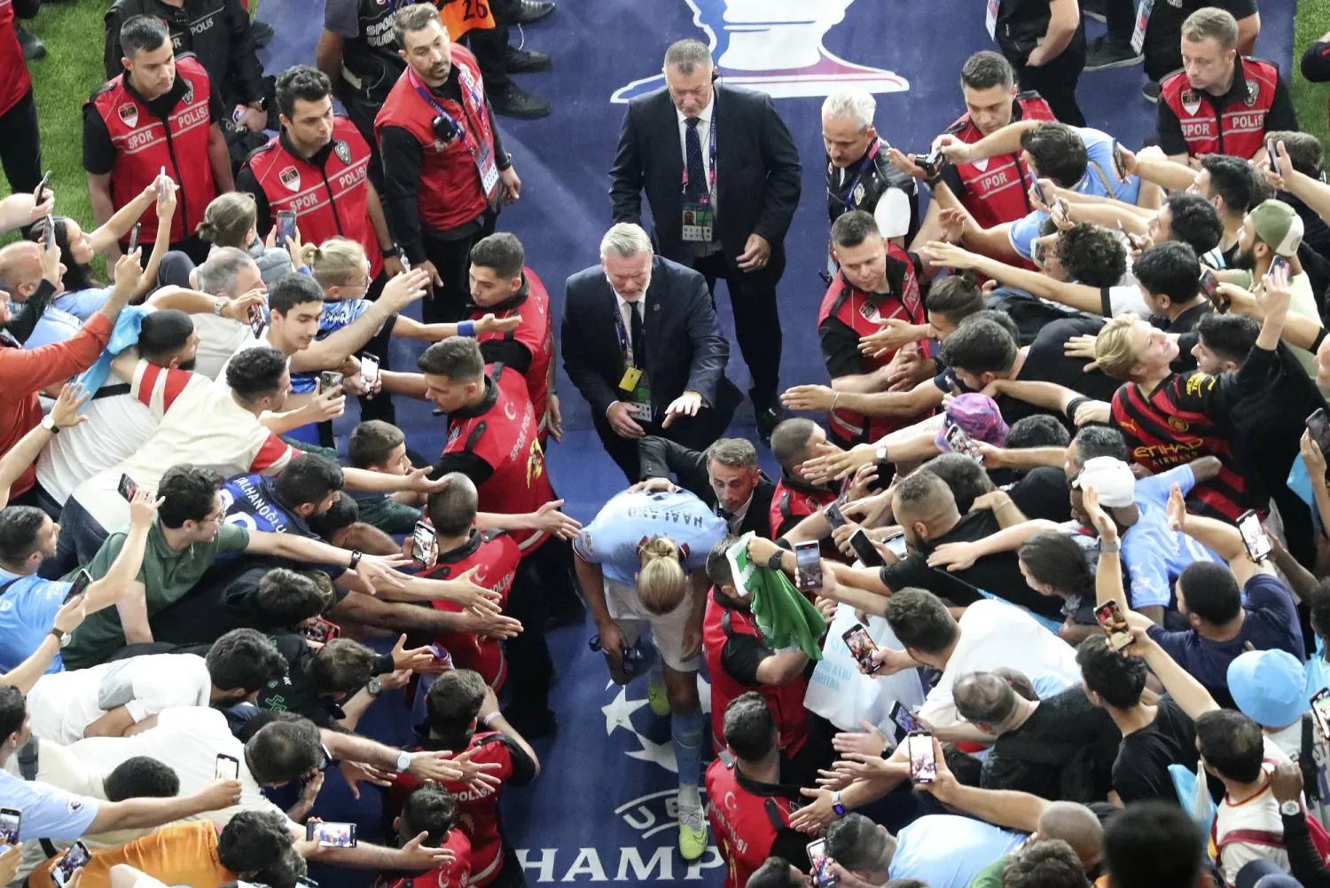 هالاند يرتقي منصات الشرف وسط تحية المشجعين (أ.ب)