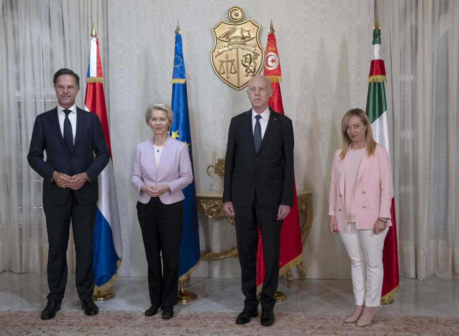 الرئيس التونسي قيس سعيد برفقة رئيسة المفوضية الأوروبية ورئيسي الوزراء الهولندي والإيطالي (إ.ب.أ)