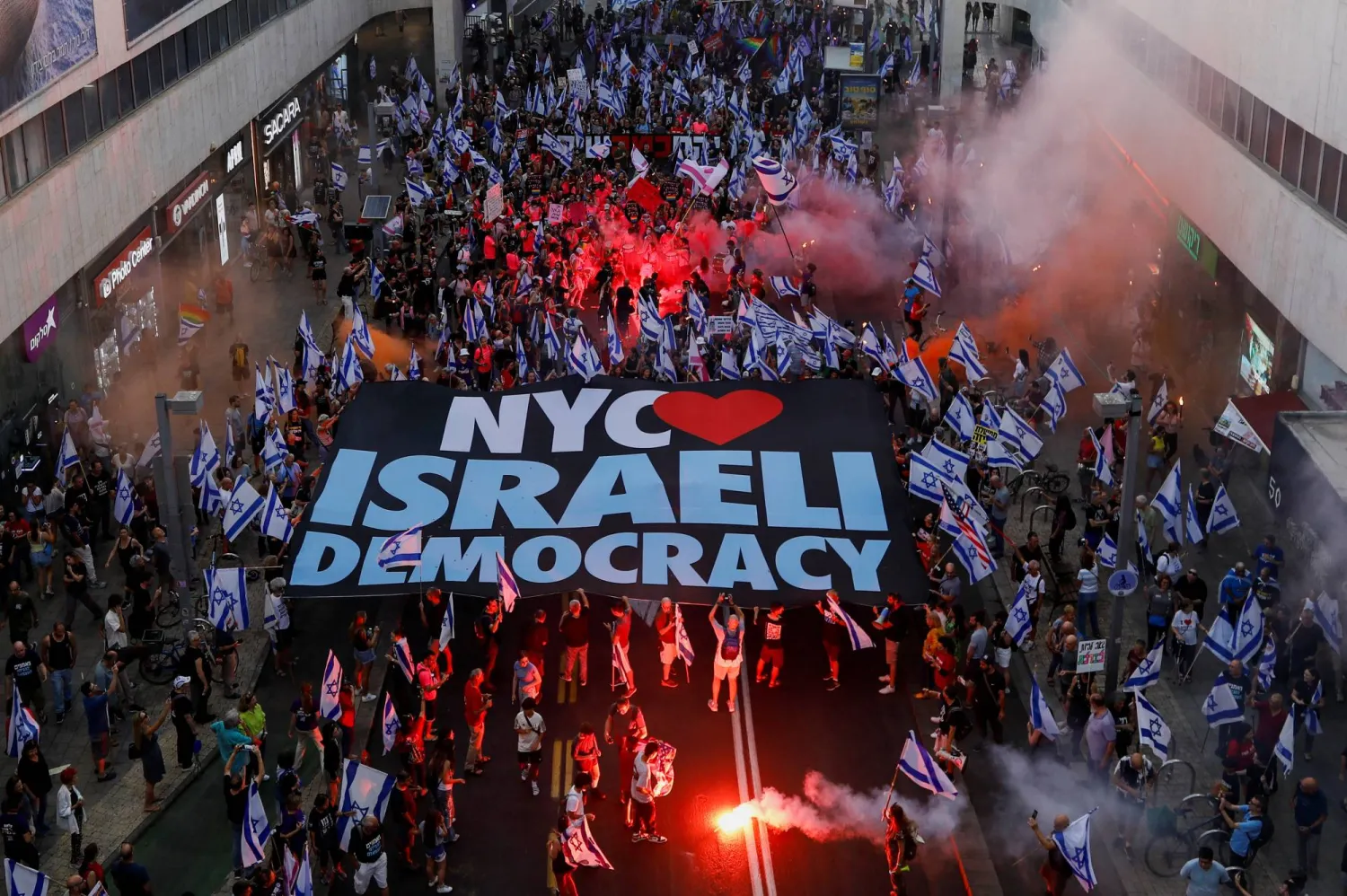 مظاهرة رفعت شعار الديمقراطية الإسرائيلية في تل أبيب (رويترز)