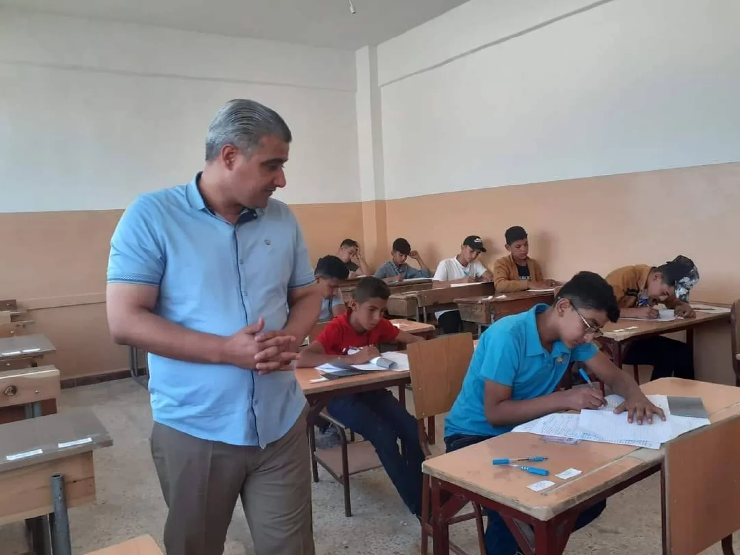 مراقب امتحانات الثانوية العامة في إحدى المدارس السورية