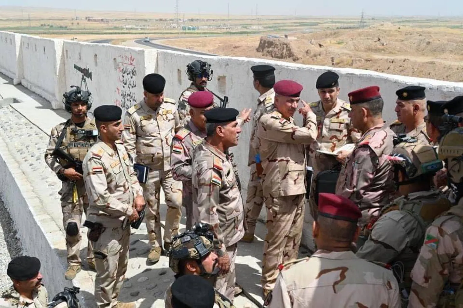 صورة وزعتها «خلية الإعلام الأمني» الرسمية لنائب قائد العمليات المشتركة الفريق الركن قيس المحمداوي في أثناء تفقُده نقطة للجيش تعرضت لهجوم «داعش»