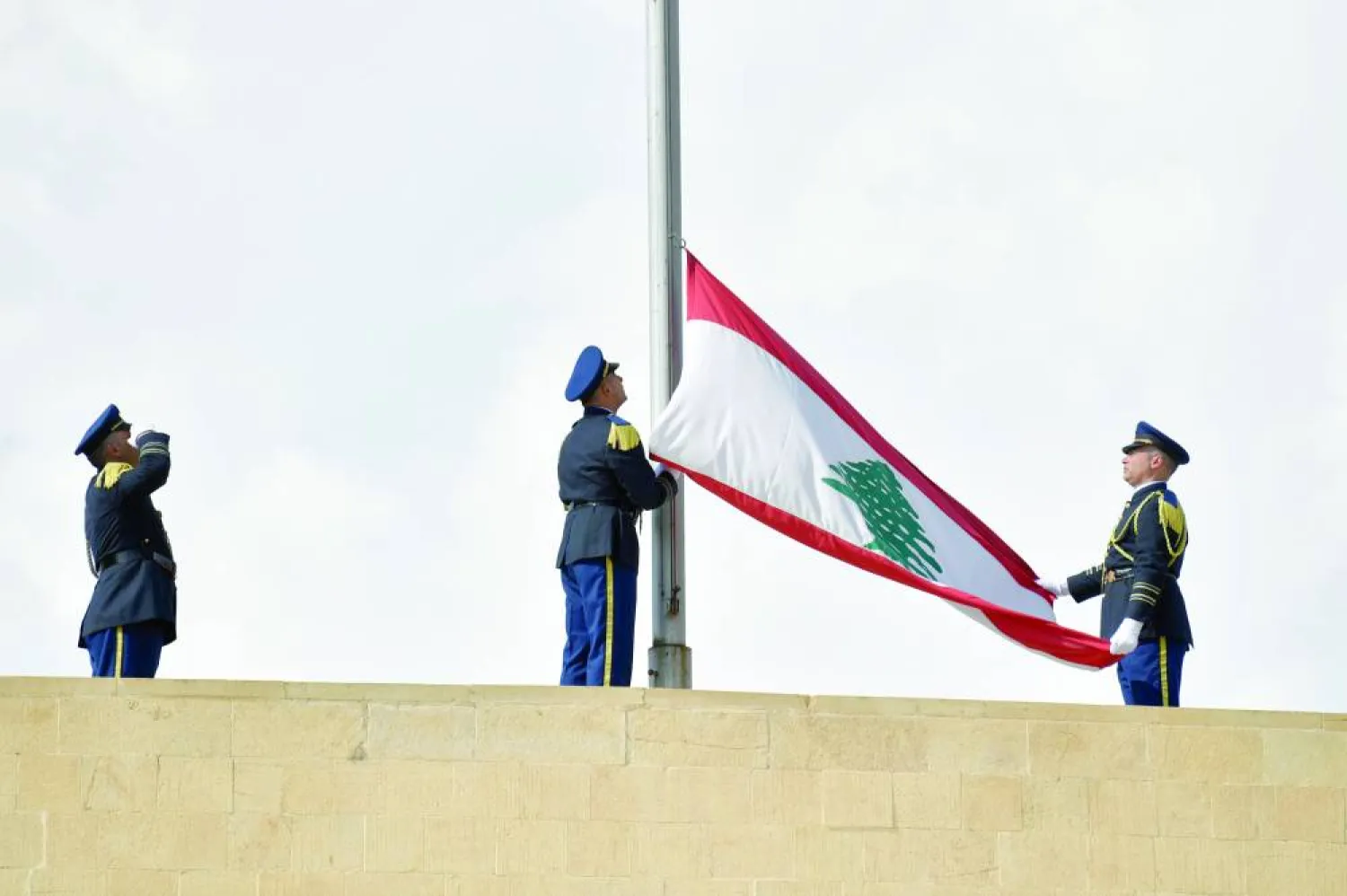 عناصر من الحرس الرئاسي اللبناني ينزلون العلم من على سطح قصر بعبدا في أول أيام الفراغ الرئاسي 1 نوفمبر الماضي (إ.ب.أ)