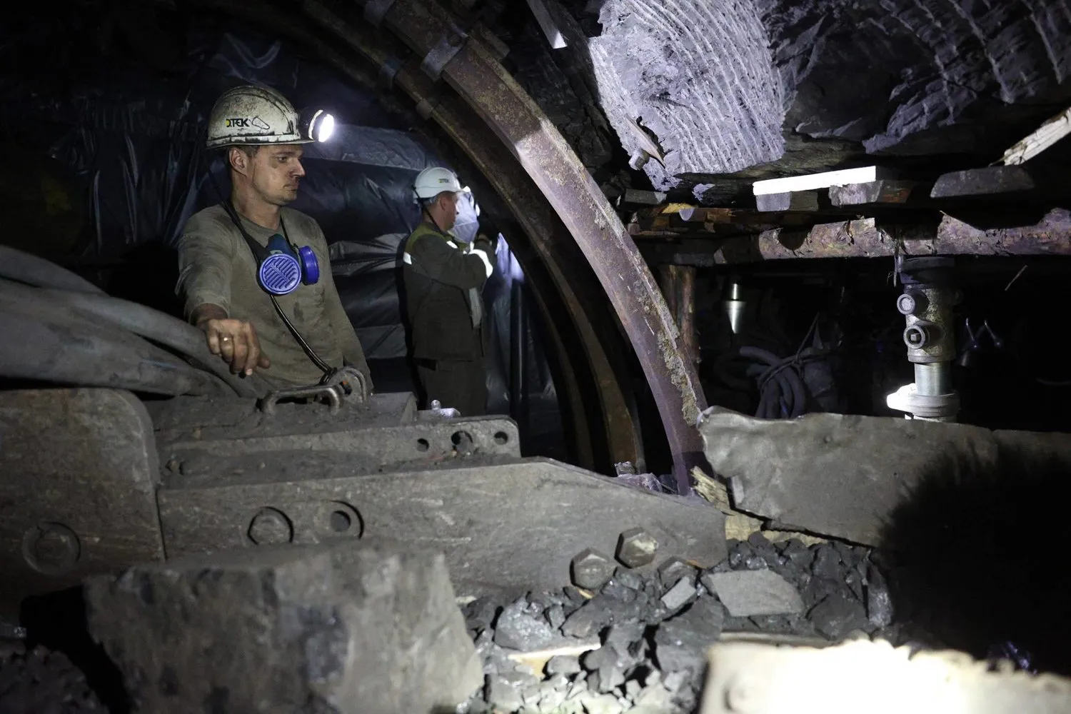 Ukrayna’nın merkezindeki Dnipropetrovsk bölgesinde bulunan bir kömür madeninde çalışan işçiler (AFP)