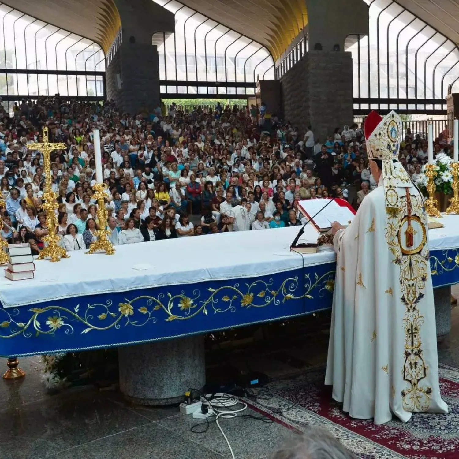 صورة من حساب البطركية المارونية في «تويتر» للراعي ملقياً عظته