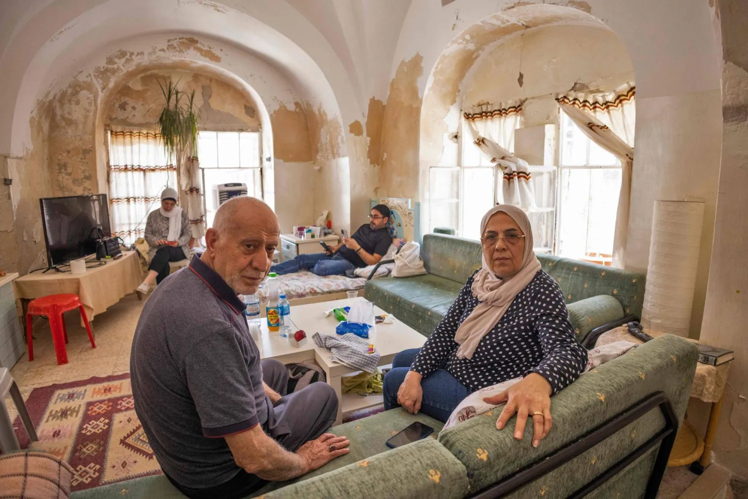 صورة تم التقاطها في 6 يونيو تظهر الفلسطينية نورة ومصطفى صب لبن في منزلهما في البلدة القديمة بالقدس (أ.ف.ب)