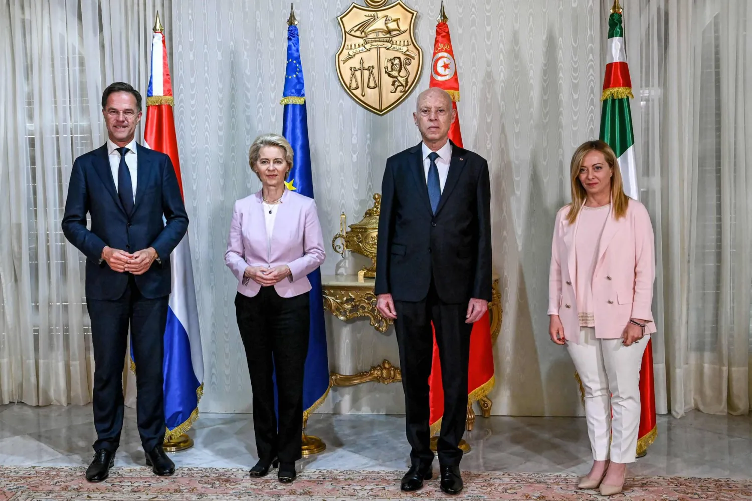 الرئيس التونسي قيس سعيد مع رئيسة المفوضية الأوروبية أورسولا فون دير لاين ورئيسة الوزراء الإيطالية جورجيا ميلوني ورئيس الوزراء الهولندي مارك روته في قصر قرطاج (أ.ف.ب)