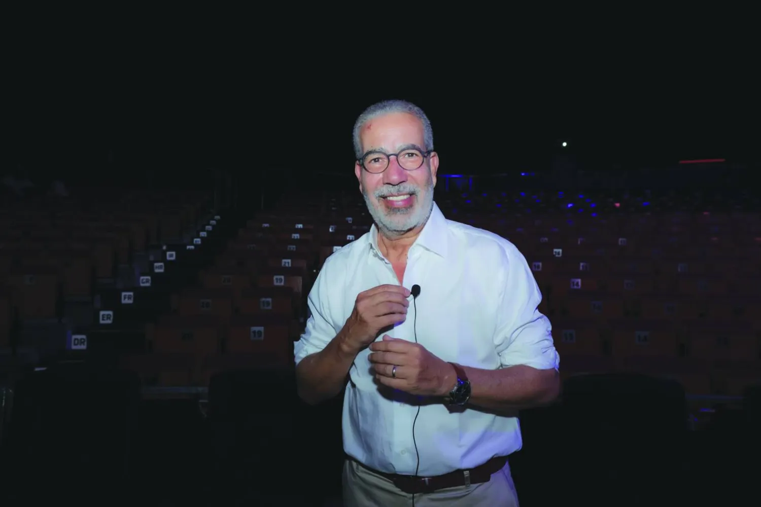 مدحت العدل متحدثاً لـ«الشرق الأوسط» قبل عرض مسرحية «تشارلي» في جدة