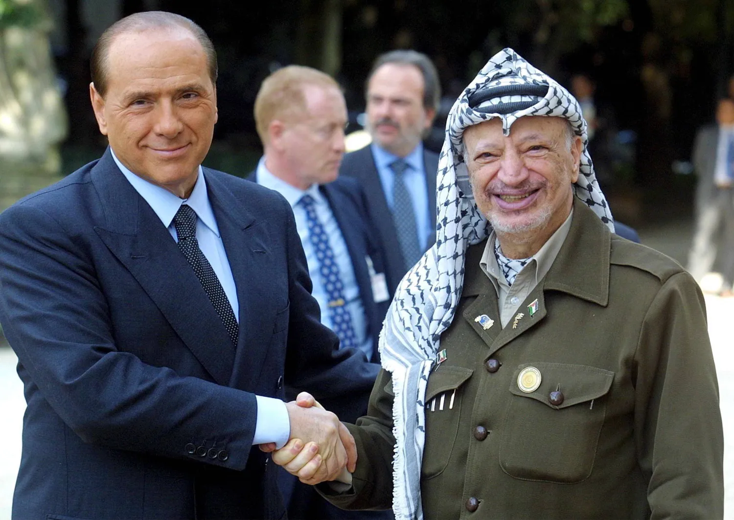 رئيس الوزراء الإيطالي السابق سيلفيو برلسكوني مع رئيس السلطة الفلسطينية ياسر عرفات في روما عام 2001 (إ.ب.أ)