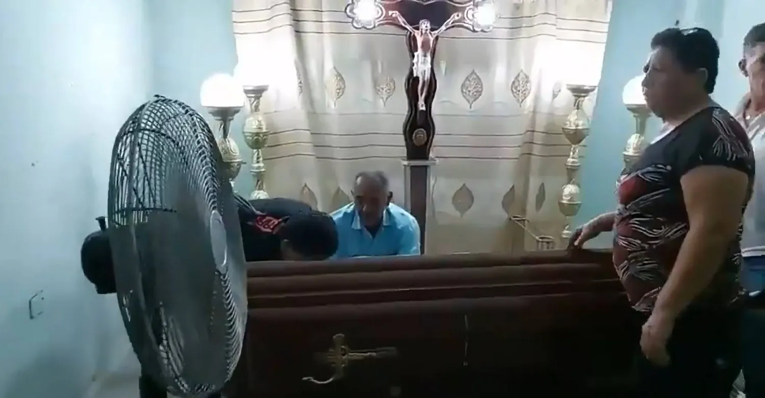 بيلا مونتويا تتنفس فجأة من داخل النعش عقب إعلان وفاتها