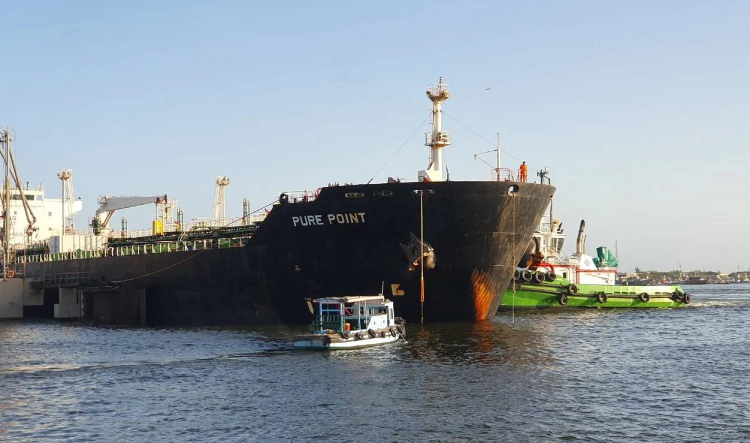 شاحنة النفط في كراتشي اليوم (إ.ب.أ)