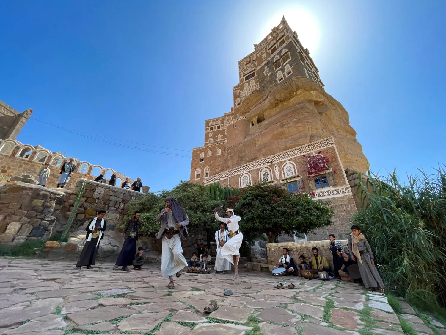 يمنيون يؤدون رقصة البرع التقليدية في ساحة قصر دار الحجر الواقع في ضواحي صنعاء (رويترز)