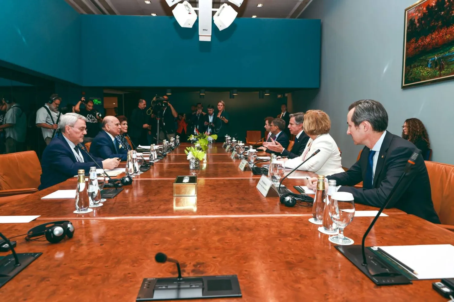 لقاء وزير الخارجية بلينكن بنظيره العراقي فؤاد حسين في مؤتمر التحالف في المملكة العربية السعودية (تويتر)