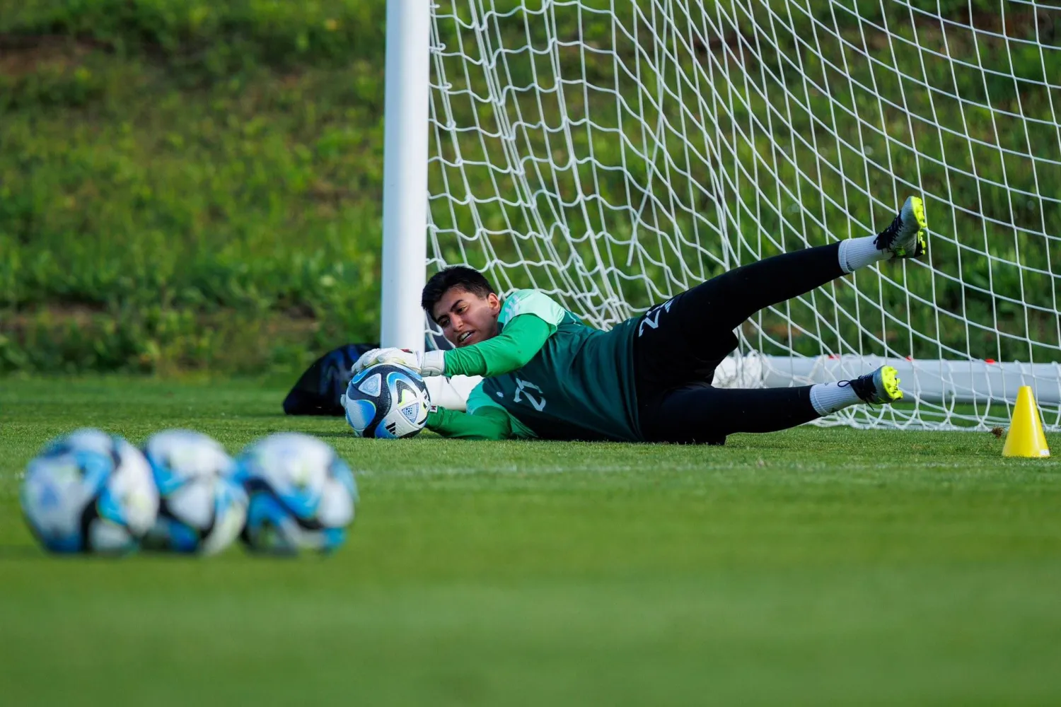 حارسة مرمى الأخضر ليلى علي خلال التدريبات (الاتحاد السعودي لكرة القدم)