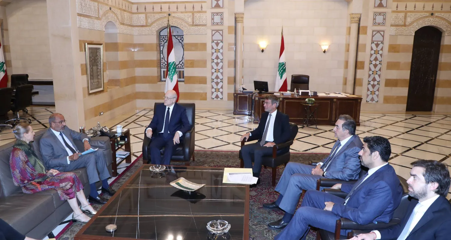 ميقاتي مترئساً الاجتماع الذي عقد للبحث في دفع فواتير كهرباء اللاجئين (الوكالة الوطنية)