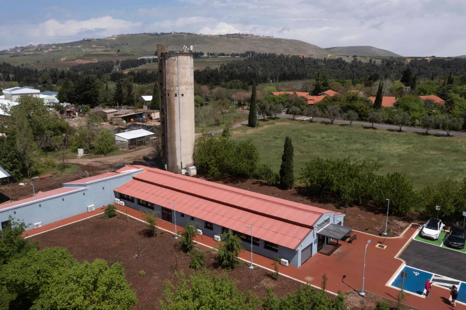 منظر جوي تم التقاطه في 13 أبريل 2023 يظهر مكتب شركة التكنولوجيا الزراعية (AgroScout) في مستوطنة ييرون شمال إسرائيل (أ.ف.ب)