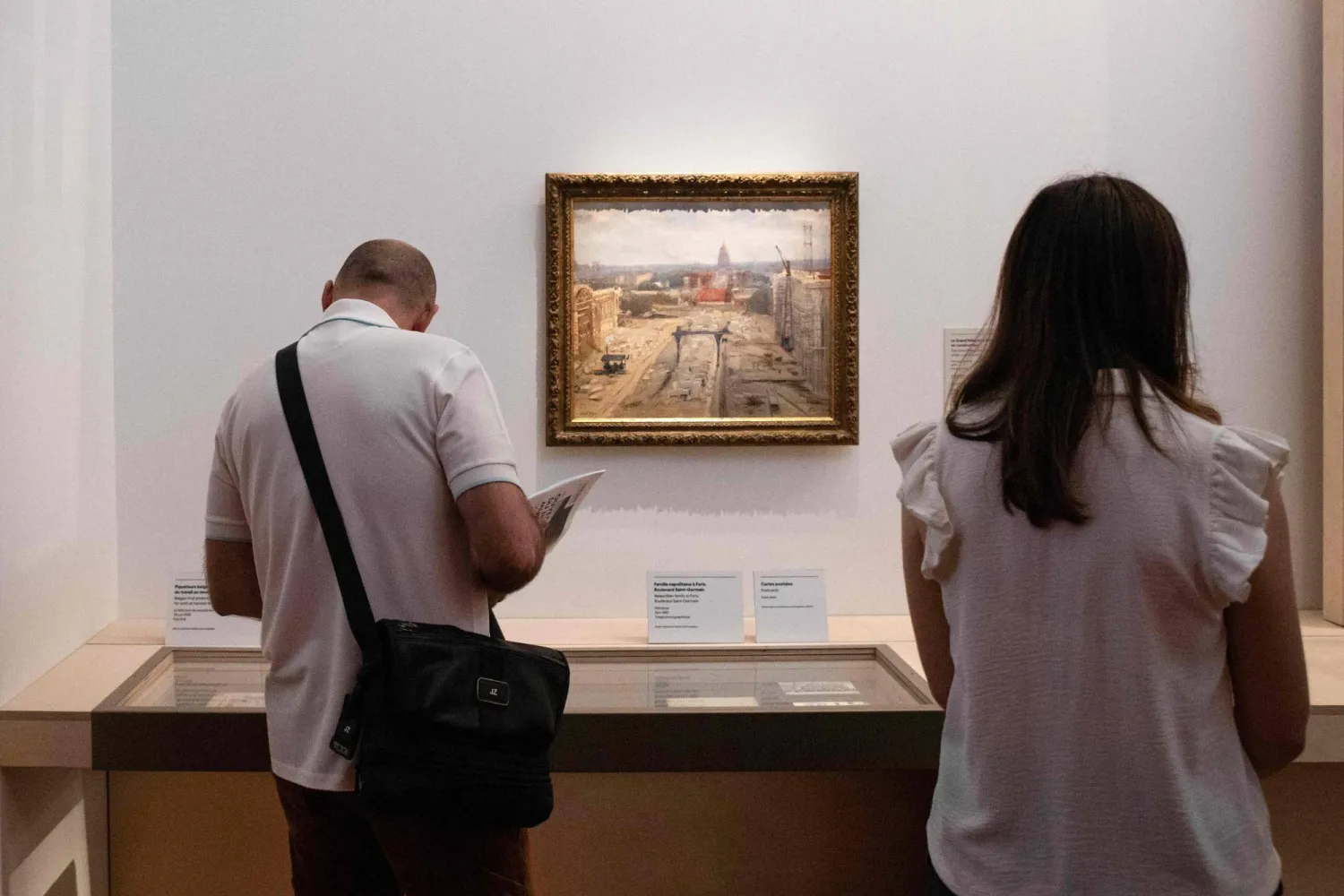 زائران داخل غرفة بالمتحف مخصصة لعام 1889 (أ.ف.ب)