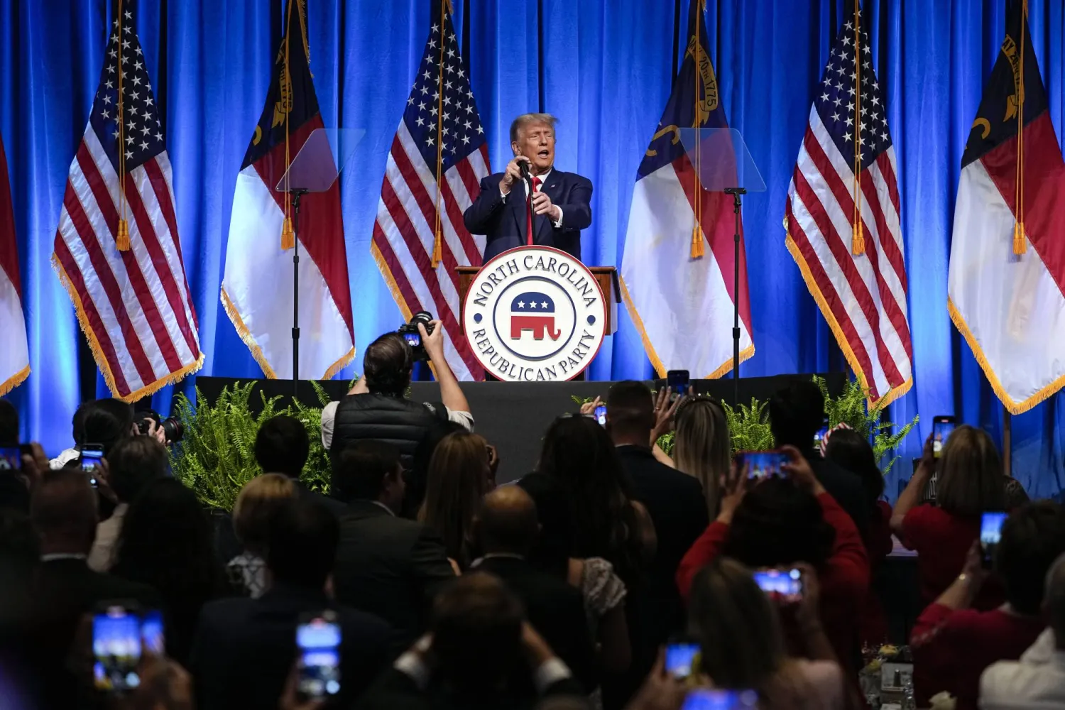 ترمب يلقي كلمة في مؤتمر للحزب الجمهوري في غرينسبورو بكارولينا الشمالية السبت الماضي (أ.ب)