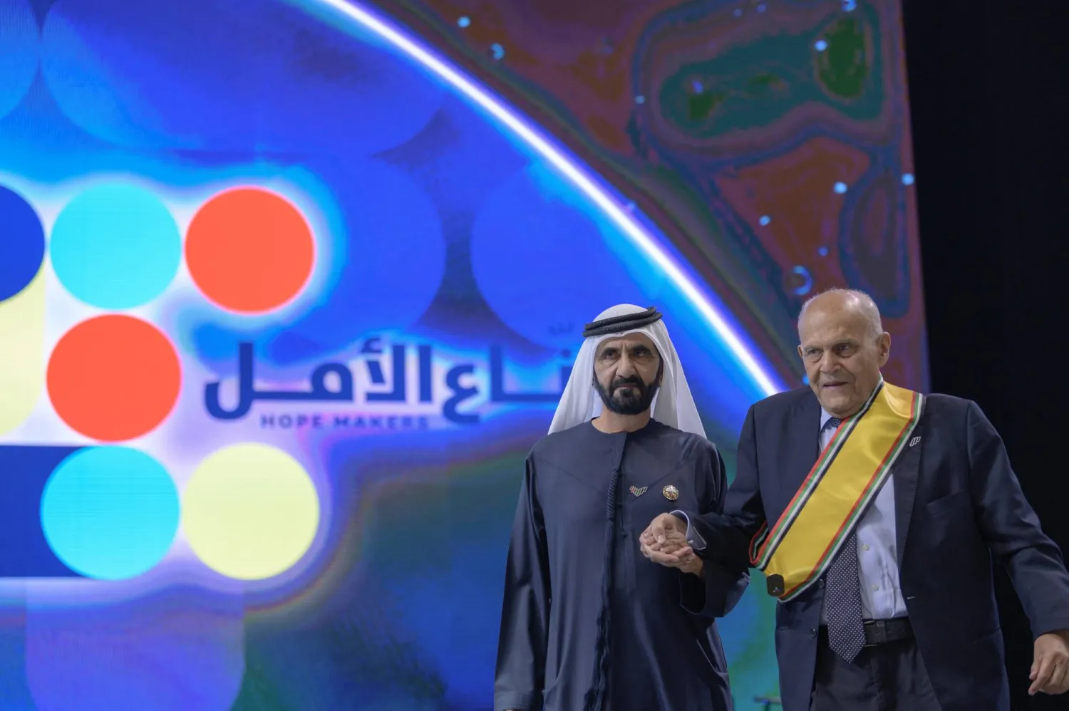 الشيخ محمد بن راشد خلال تكريمه الطبيب العالمي د.مجدي يعقوب في دورة «صناع الأمل» عام 2020 (الشرق الأوسط)