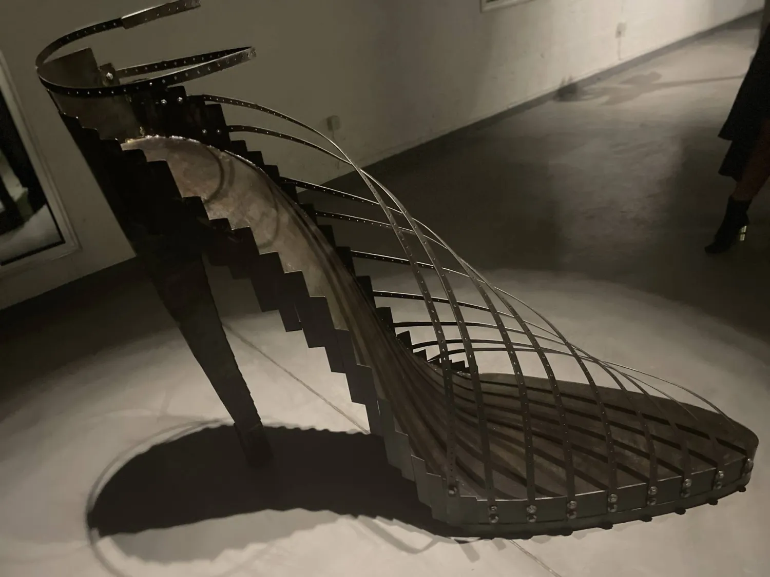 من المعرض: «حذاء كعب عالٍ»... (الشرق الأوسط)