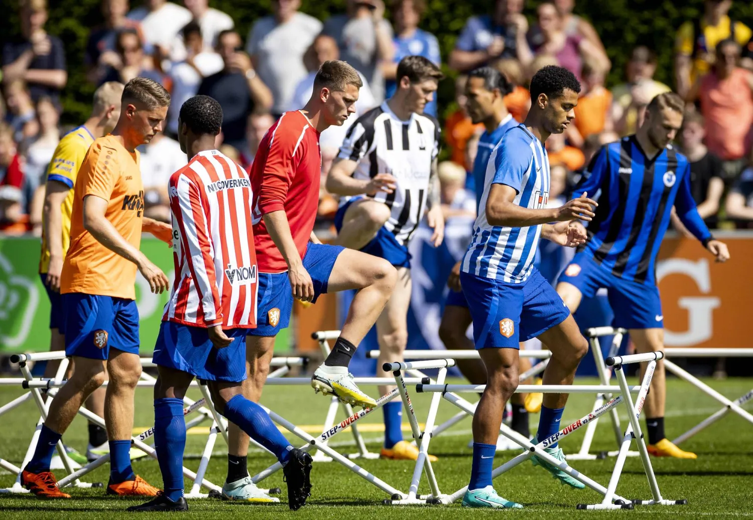 المنتخب الهولندي خلال التحضير لمواجهة كرواتيا في نصف نهائي دوري الأمم (أ.ف.ب)