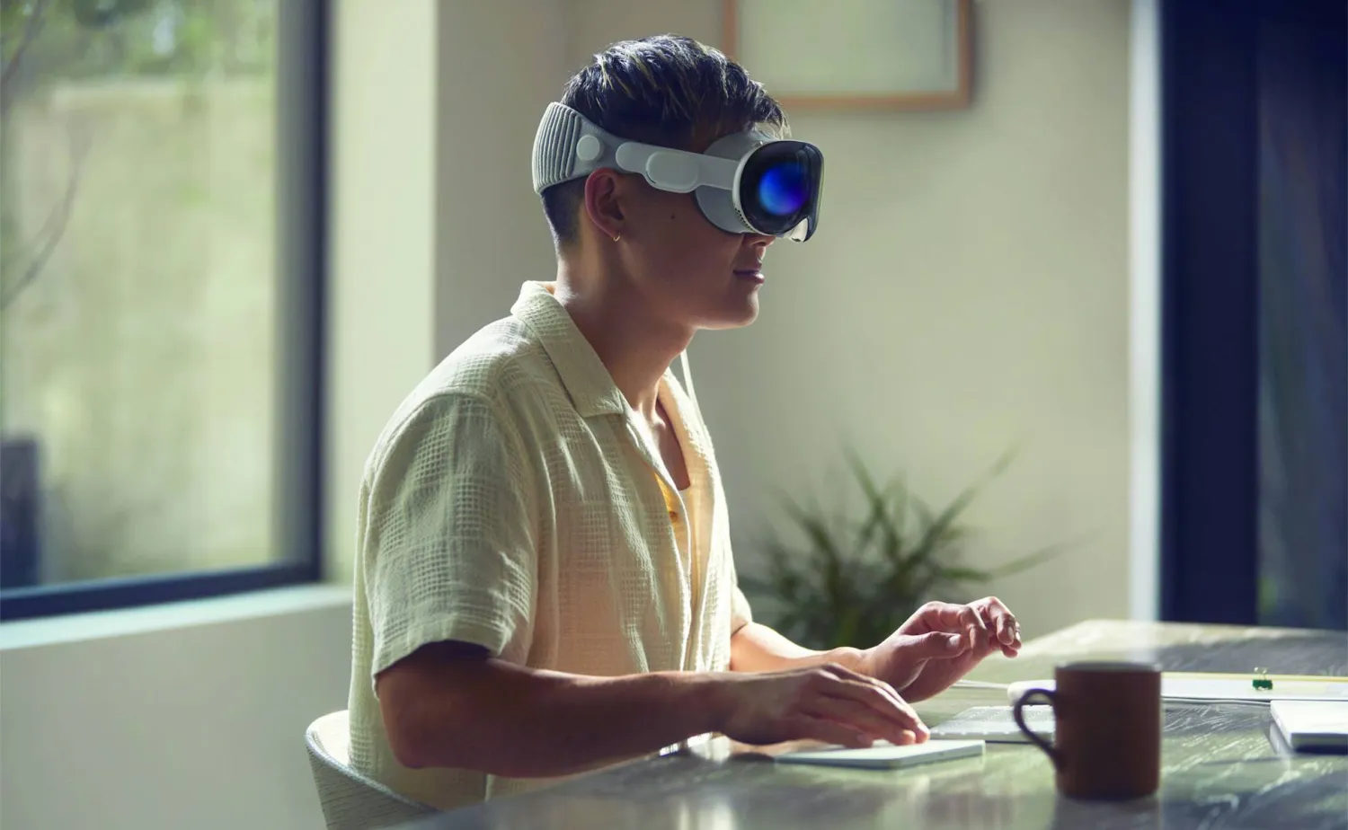 يمكن ربط الملحقات مثل لوحة المفاتيح وغيرها بنظارات الواقع الممزوج والتعامل معها على أنها جهاز حاسب آلي