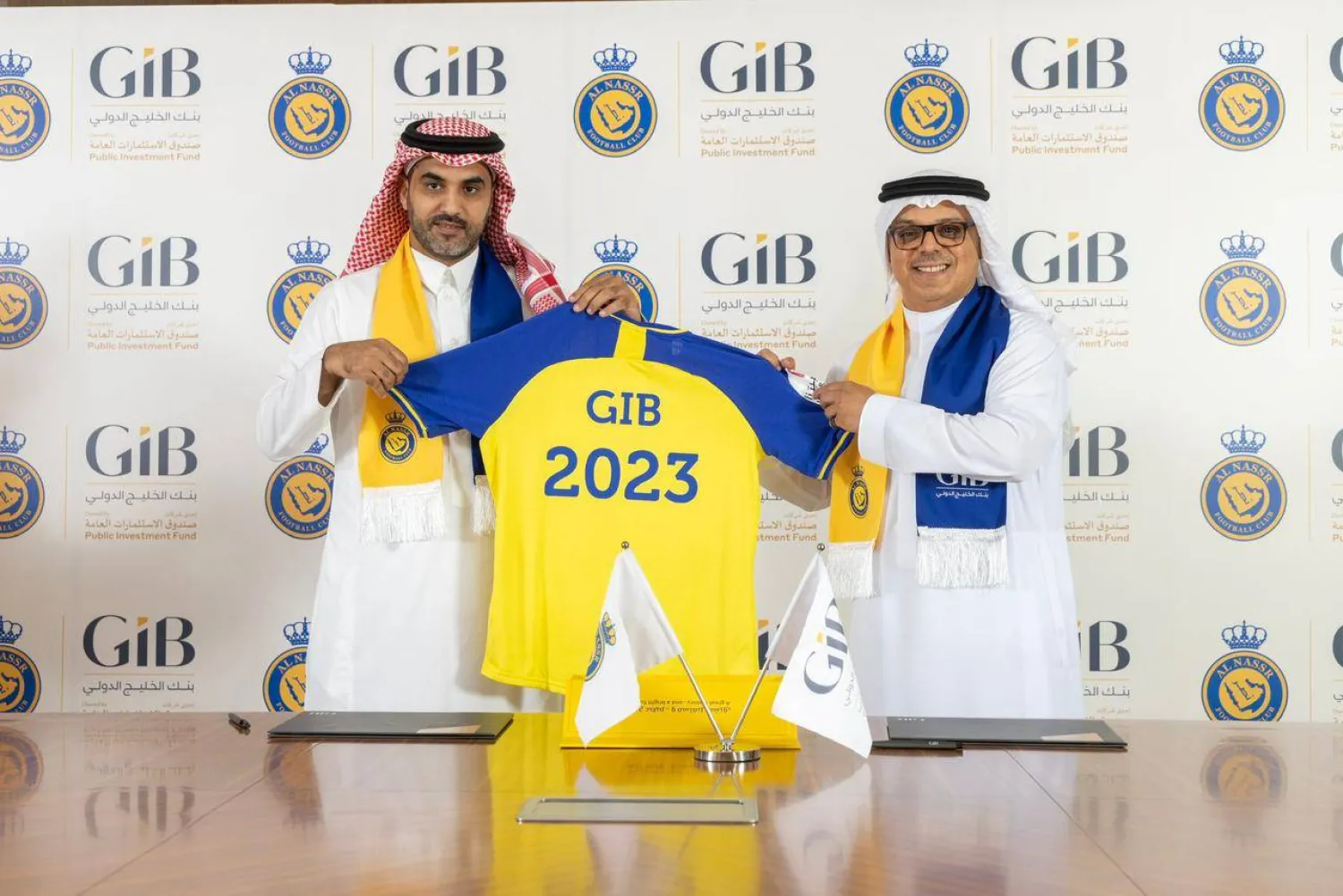 الغامدي والزامل خلال توقيع اتفاقية الشراكة بين النصر وبنك الخليج الدولي (بنك الخليج الدولي)