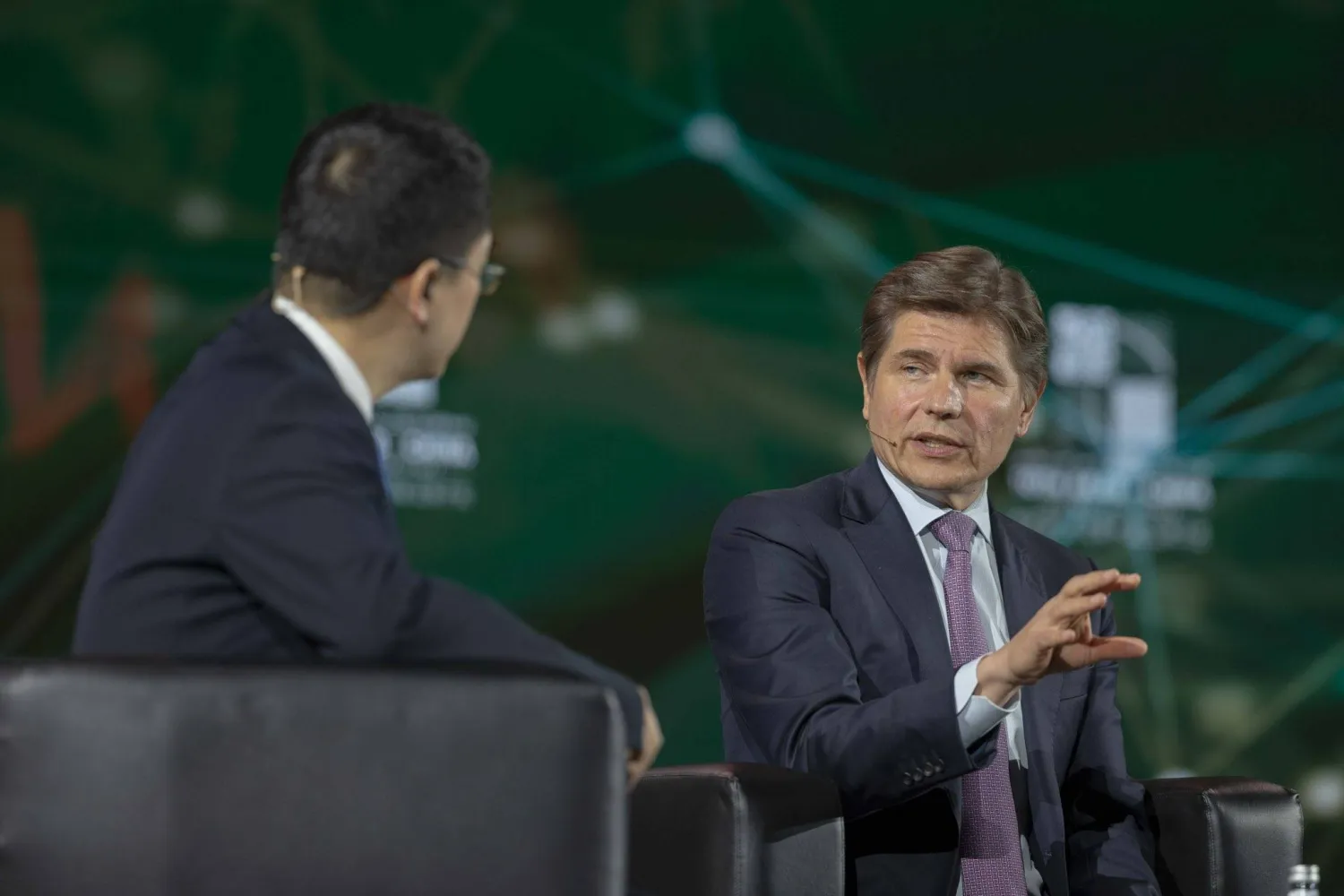 الرئيس التنفيذي لبورصة هونغ كونغ متحدثاً للحضور خلال الجلسة الحوارية (الشرق الأوسط)