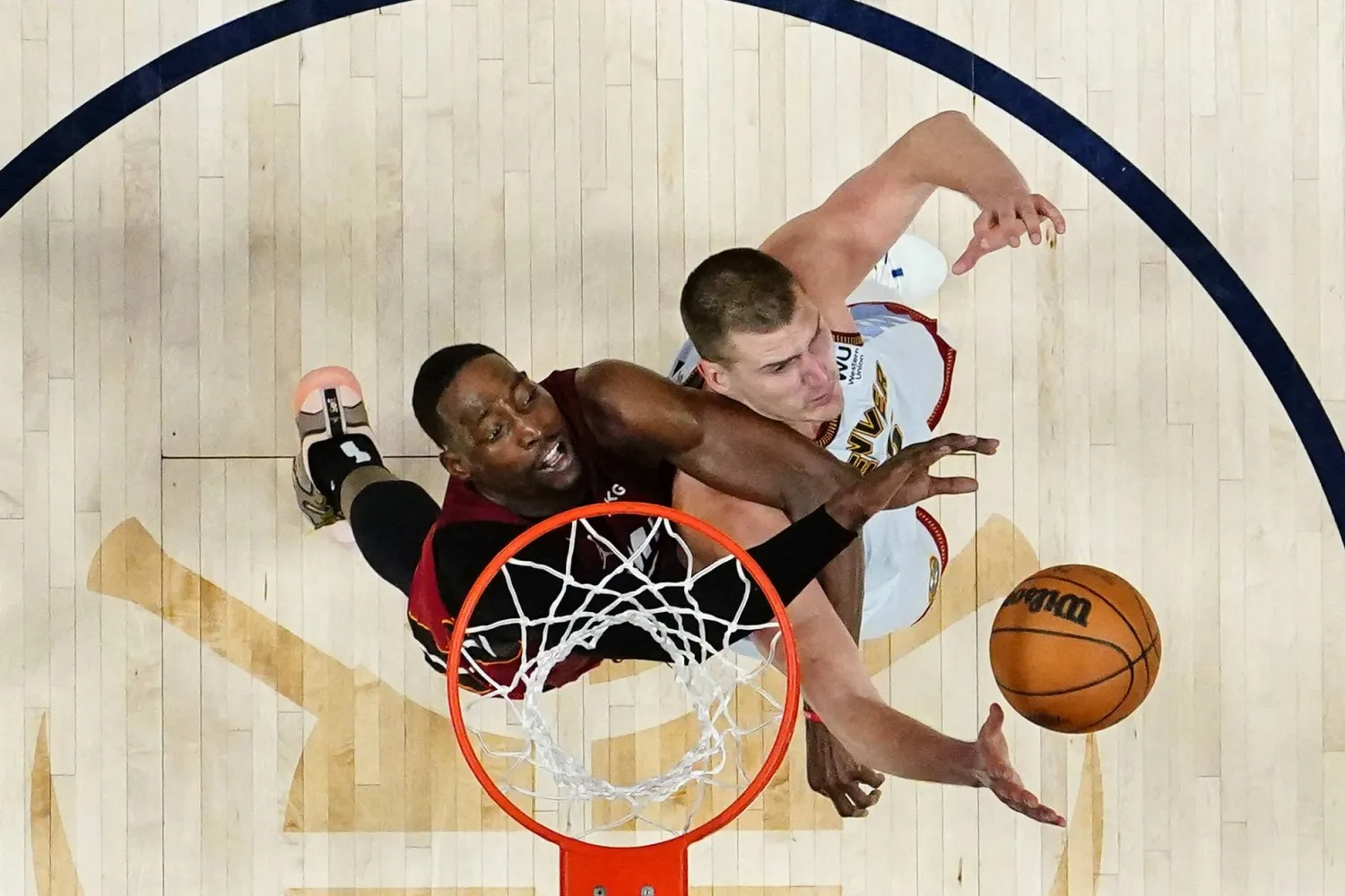 يوكيتش أصبح رابع لاعب أوروبي يفوز بالجائزة (رويترز)