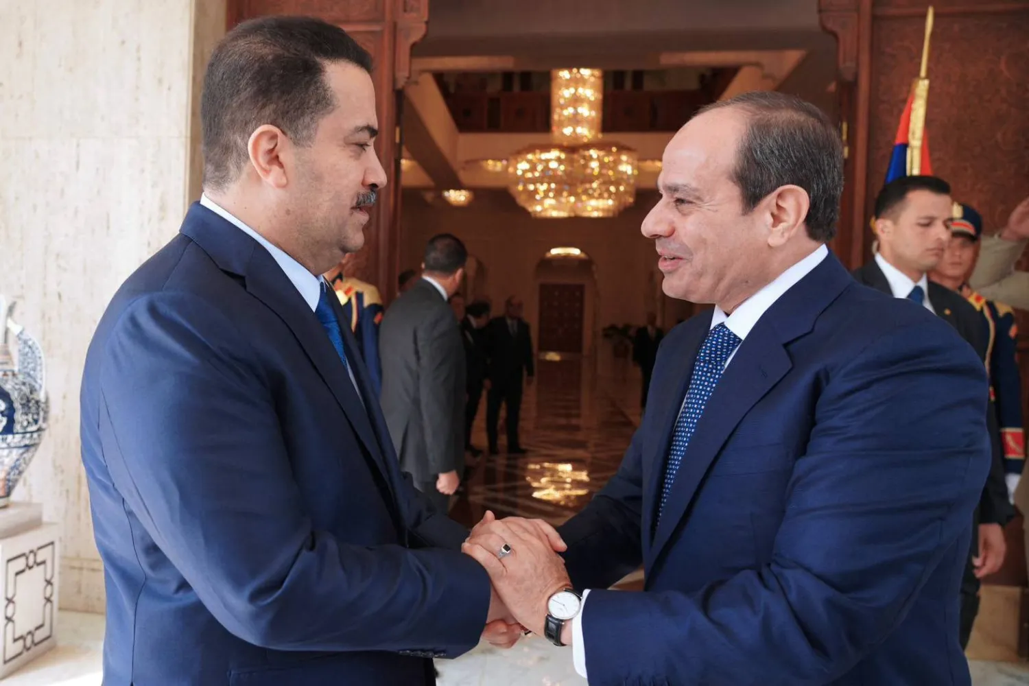 الرئيس المصري عبد الفتاح السيسي يستقبل رئيس الوزراء العراقي محمد شياع السوداني في القاهرة (أ.ف.ب)