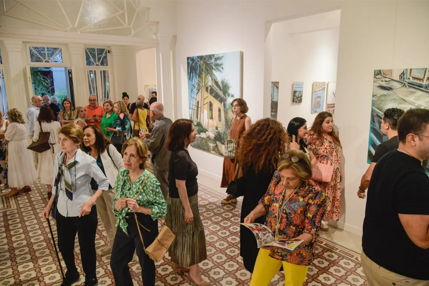 في «الغراب والنظرة» تسلط الضوء على زخرفات الفتحات المعدنية في الشوارع (غاليري أرت أون 56)