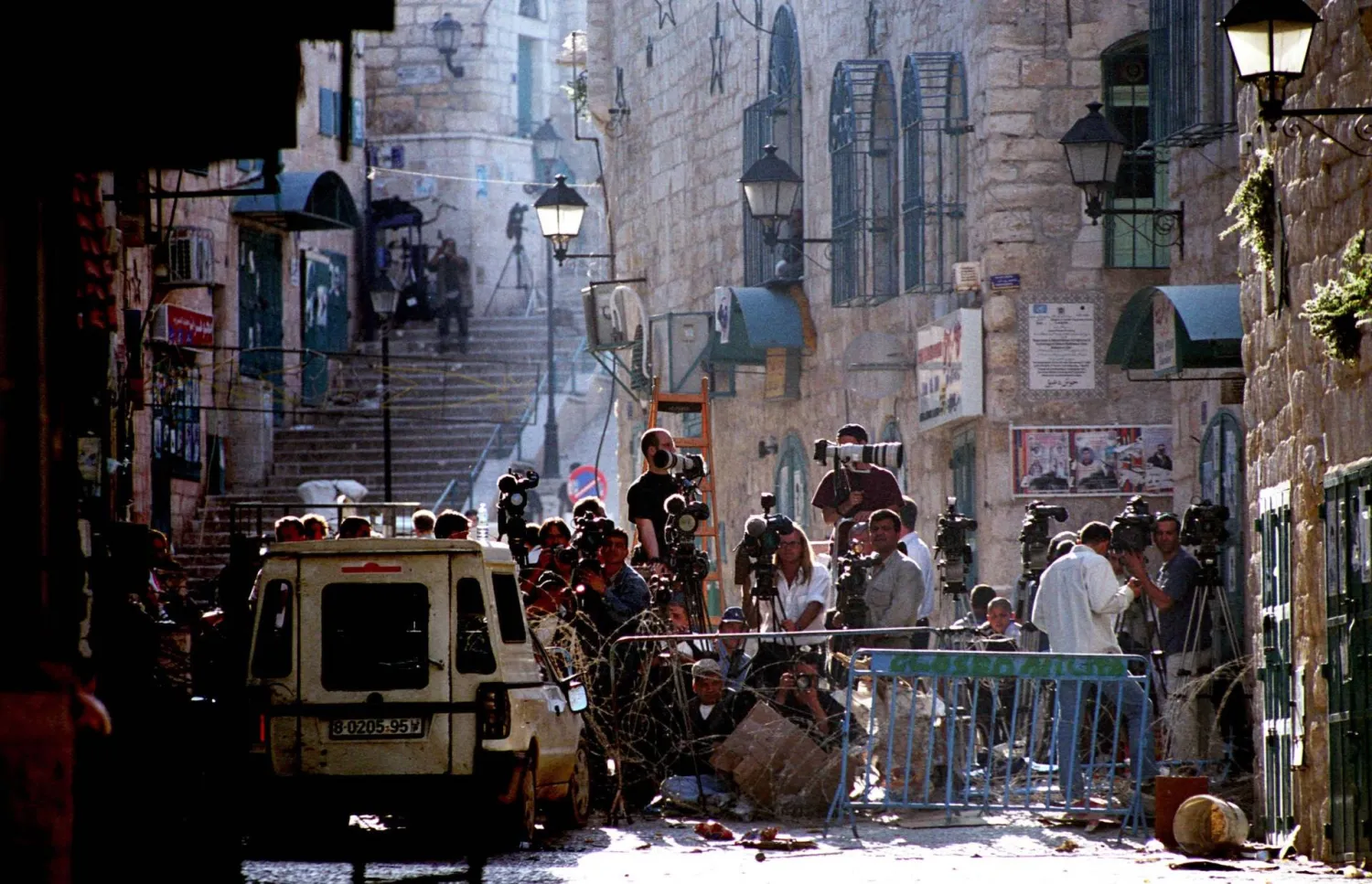 صحافيون من أنحاء العالم في بيت لحم مايو 2002 لتغطية عملية للجيش الإسرائيلي في الانتفاضة الثانية
