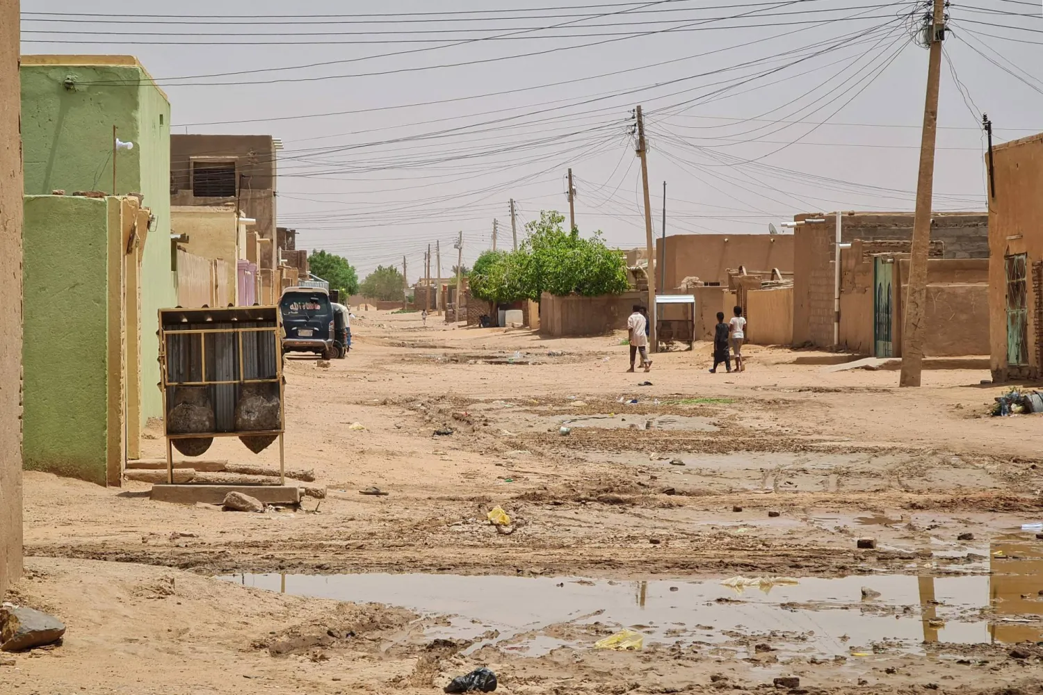 أشخاص يسيرون في أحد شوارع الخرطوم اليوم 13 يونيو 2023 (أ.ف.ب)