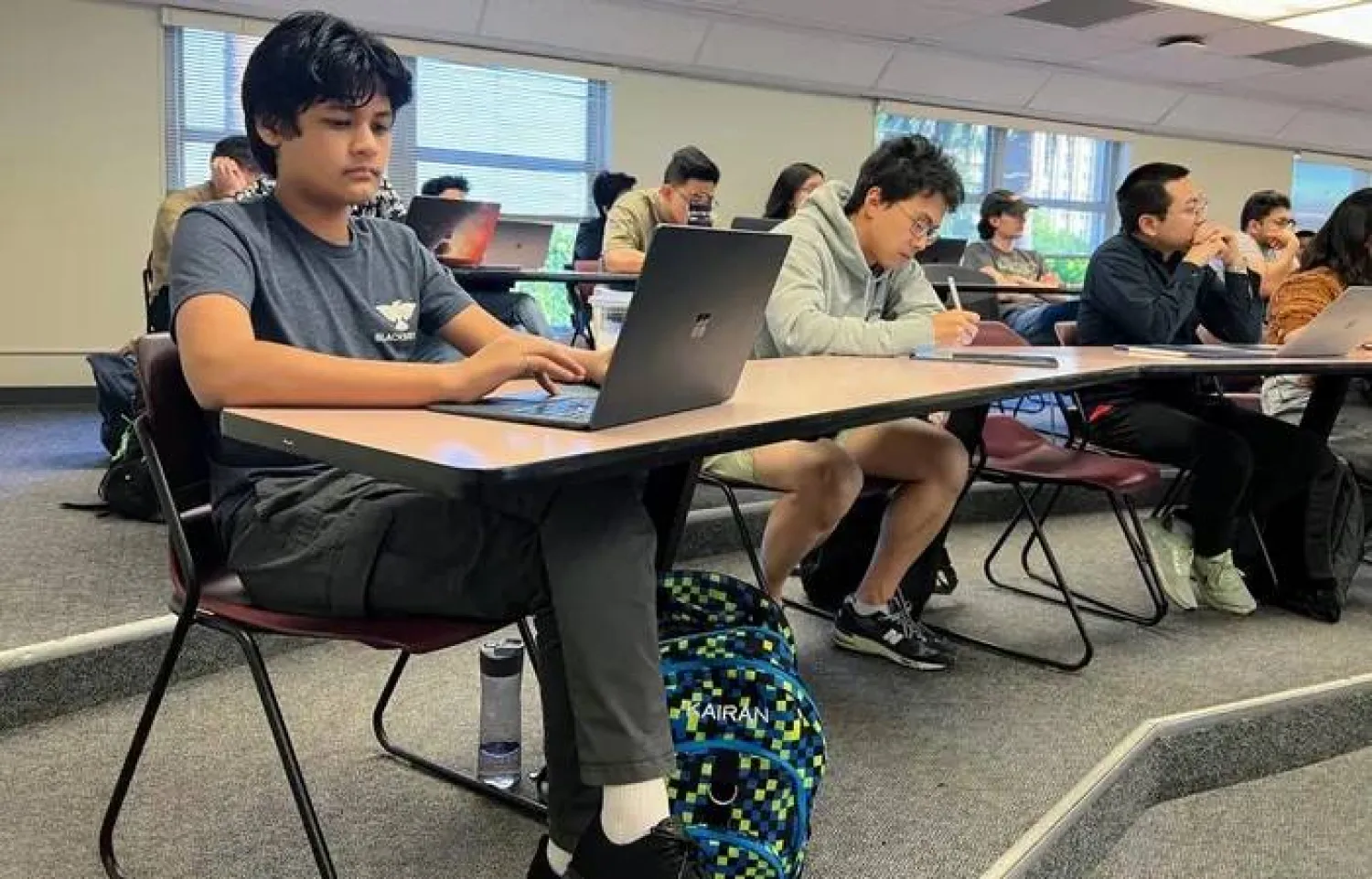 خيران قازي في الفصل بجامعة سانتا كلارا (جامعة سانتا كلارا)