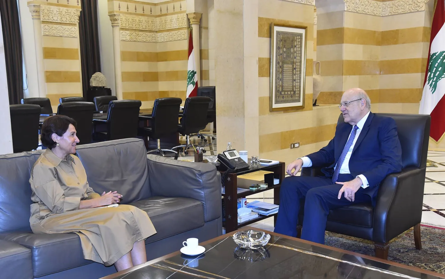 رئيس حكومة تصريف الأعمال نجيب ميقاتي مجتمعاً مع السفيرة الفرنسية (دالاتي ونهرا)