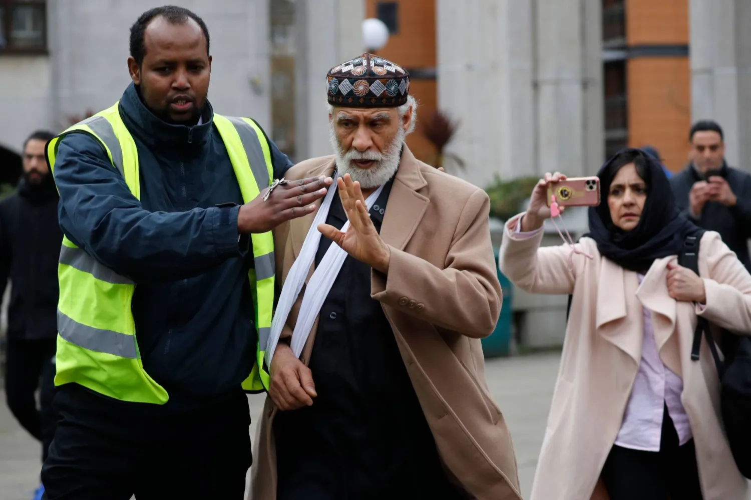 مؤذن رأفت (يمين) تعرض للطعن أثناء الصلاة في المسجد في اليوم السابق يصل لأداء صلاة الجمعة في مسجد لندن المركزي بالقرب من «ريجنت بارك» في لندن في 21 فبراير 2020 (أ.ف.ب)