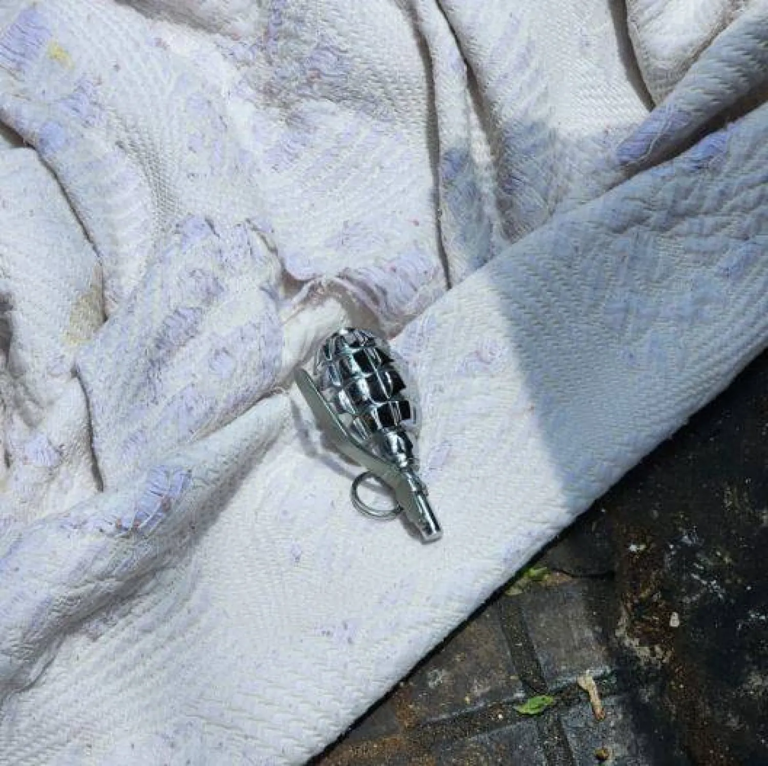 «القنبلة» التي وُجدت في محيط منزل النائب نديم الجميل وقال إنها غير صالحة للتفجير (الشرق الأوسط)