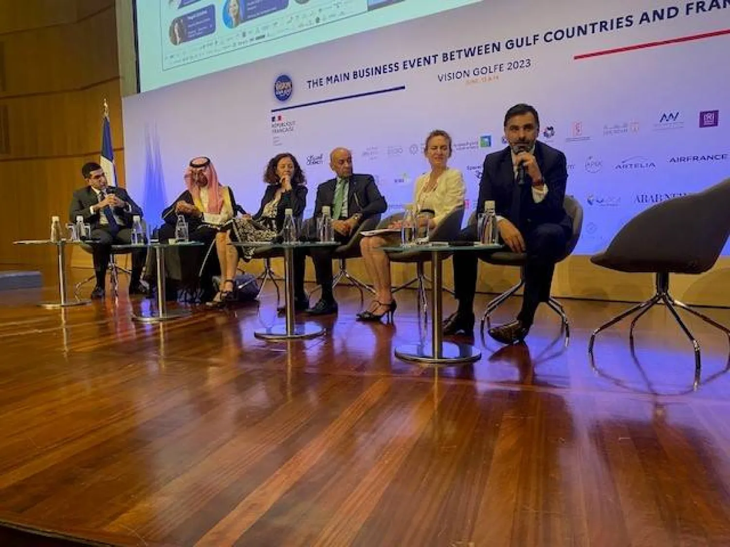 وزير الصناعة السعودي وأمين عام مجلس التعاون خلال إحدى جلسات منتدى «رؤية الخليج» في باريس يوم الثلاثاء (الشرق الأوسط)