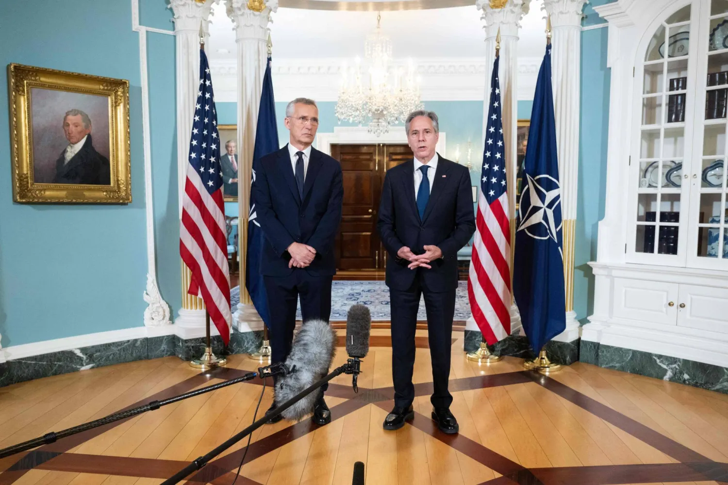 وزير الخارجية الأميركي أنتوني بلينكن والأمين العام لحلف «الناتو» ينس ستولتنبرغ يتحدثان إلى وسائل الإعلام قبل اجتماع في وزارة الخارجية في واشنطن العاصمة 13 يونيو 2023 (أ.ف.ب)