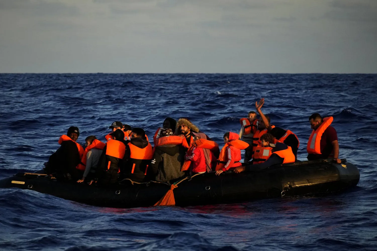 شبان أفارقة يركبون قوارب الموت انطلاقاً من السواحل الليبية (أ.ب)
